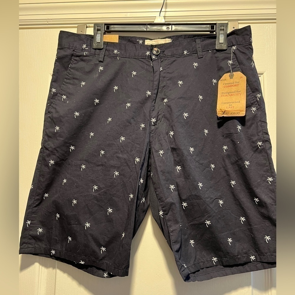 NWT Redwood Creek Men’s Navy with Palm Tree shorts. Size 32